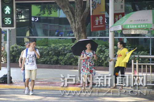 絕大多數市民都做到了自覺禮讓斑馬線，不橫穿馬路，不翻越欄桿，做到車讓人、人讓車2.JPG