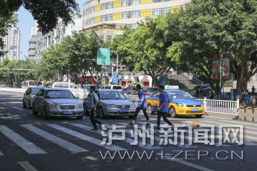 四川警察學院前的斑馬線沒有紅綠燈，但過往車輛見到有行人過斑馬線都會禮讓行人